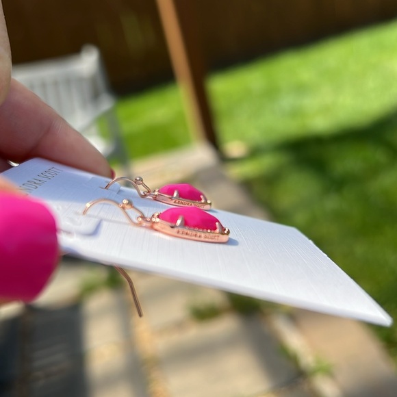 The classic oval shape in the Lee Rose Gold Drop Earrings in Azalea illusion - Picture 6 of 10